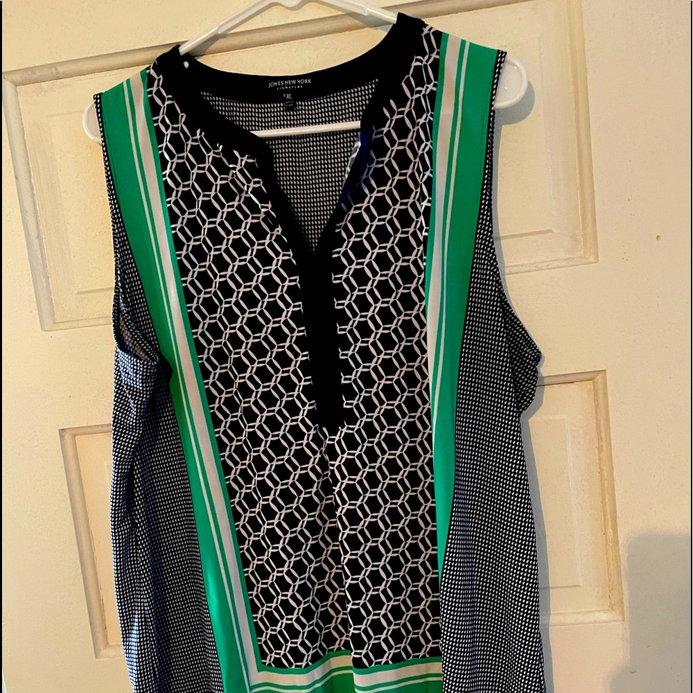 Business casual sleeveless blouse